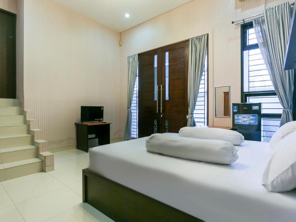 Oyo Life 3520 Indoniaga Palace Tangerang Buitenkant foto